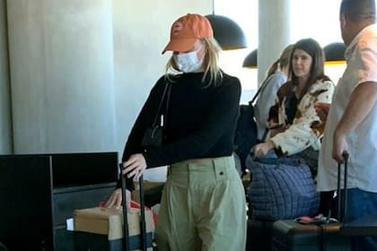 Gorra, barbijo y ropa cómoda: así llegó Margot Robbie a Comodoro Rivadavia para iniciar su tour patagónico