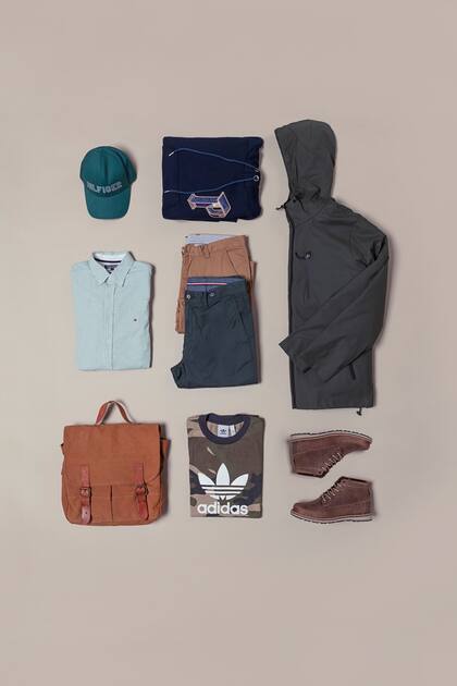 Gorra (Tommy Hilfiger, $1848), buzo con aplique, campera impermeable (Perramus, $2900 y $9850), camisa (Tommy Hilfiger, $4298), pantalón (Giesso, $4986), pantalón (Tommy Hilfiger, $5544), morral (Levis, $1490), remera (Adidas Originals, $1499) y borcegos (Hush Puppies, $6500).