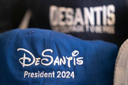 Gorras de béisbol promocionando al gobernador de Florida Ron DeSantis