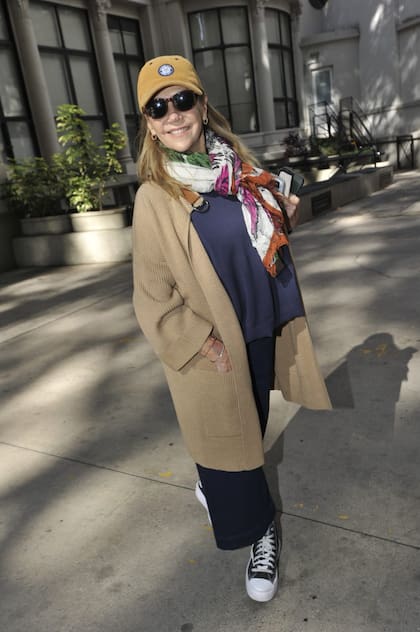 Gorrita, anteojos de sol, un saco para enfrentar el descenso de temperatura y unas zapatillas muy cancheras, el look elegido por Marcela Tinayre para ir a votar y disfrutar de la soleada mañana de domingo