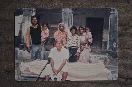 Gosain, a la izquierda, con una de sus hijas en brazos posa con su "padres" Kameshwar Singh y Ramsakhi Devi