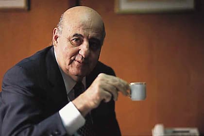 Gostanian estuvo investigado por la justicia. En el 2002, la Oficina de Anticorrupción impulsó una causa por enriquecimiento ilícito. En 2017, la Agencia DyN detalló que el Tribunal Oral Federal 4 cerró esas carátulas en su contra porque presentaba “deterioro neurocognitivo”, que le restaba su capacidad para estar en un juicio.