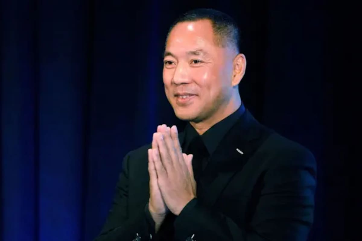 Gou Wengui en una conferencia de prensa con Steve Bannon en Nueva York