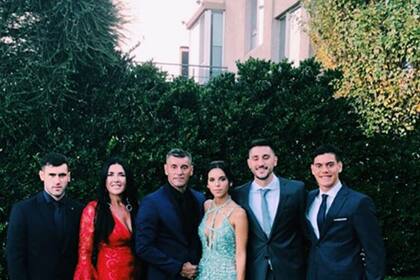 Goycochea junto a su familia, antes de salir para el casamiento de Dalma Maradona
