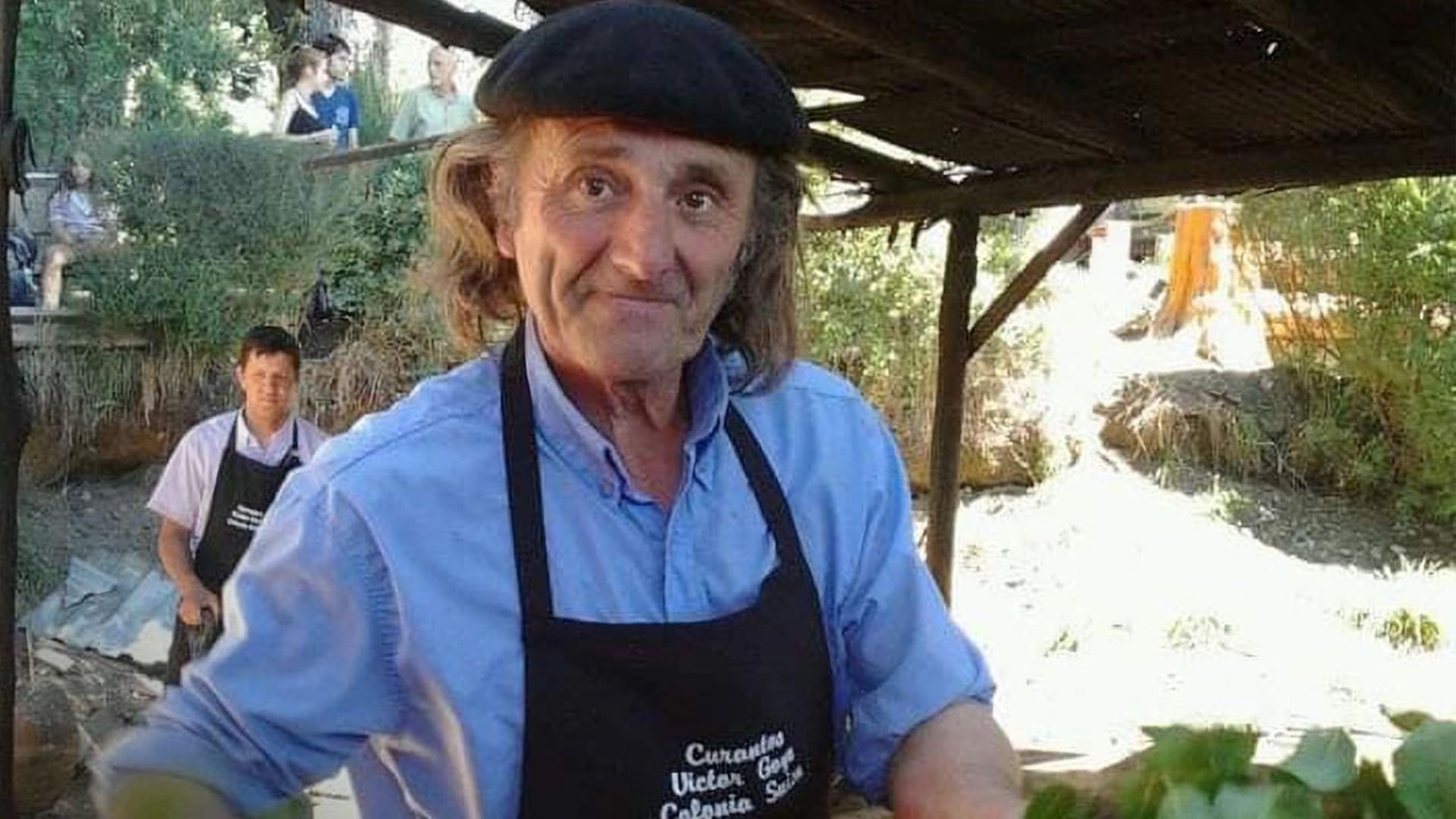Víctor Goye. A los 80 años, sigue al frente del curanto familiar que sirve miércoles y domingos.