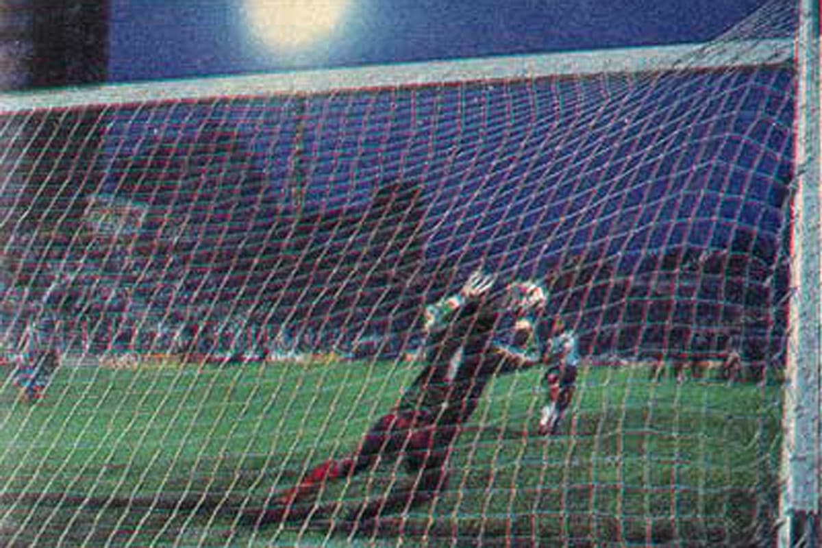 Goyén le ataja el penal a Videla, la famosa tarde de los 44 penales entre Argentinos y Racing