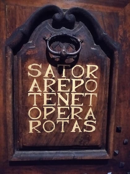 Grabadas en una puerta en Grenoble (Francia)... ¿Quiénes podrán decifrarlas, los matemáticos, los filólogos o los teólogos? (FOTO: TUX MAX)