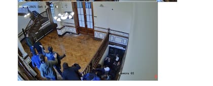 Grabois, entre los manifestantes que ingresaron al Instituto, quince minutos antes de las 14