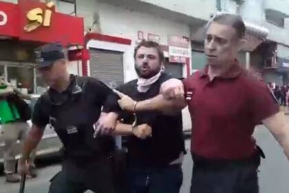 Grabois es escoltado por agentes de seguridad