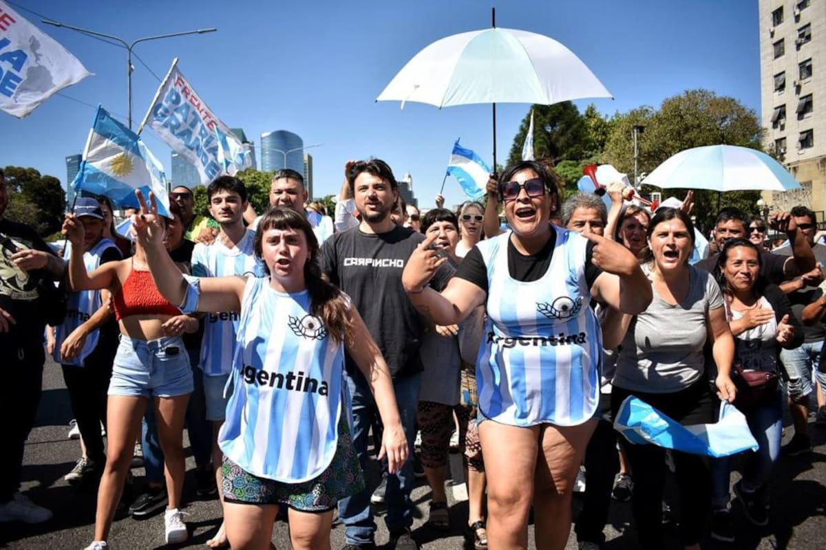Grabois, frente a los tribunales de Comodoro Py, con un grupo que simulaba ser una hinchada argentina a favor de Cristina Kirchner