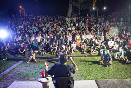 Grabois habló una hora y media anoche en el anfiteatro de El Brete, fue ovacionado y se quedó una hora más sacándose fotos