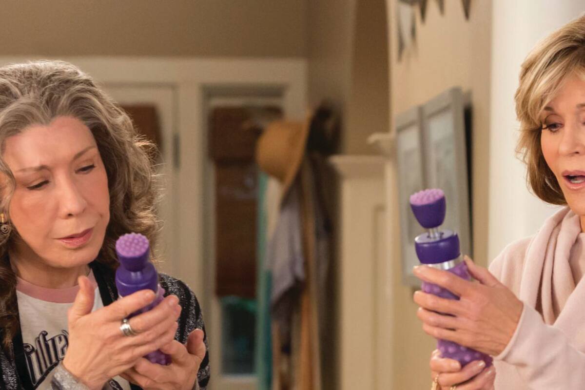 Grace and Frankie, la serie en la que las protagonistas fundan una compañía de vibradores para mujeres mayores con problemas de movilidad.