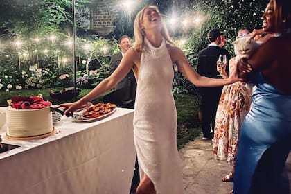 Grace, exultante, inaugura la mesa dulce, que se montó en el amplio jardín de la maison. Allí también había fogoneros y guirnaldas de luces.