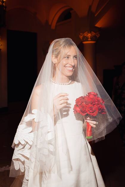 Grace Goldsmith eligió para su casamiento con Alan Faena un vestido muy sobrio, sin mangas y un tull ilusión