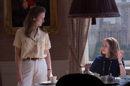 Grace Gummer como Caroline Kennedy y Naomi Watts como Jackie