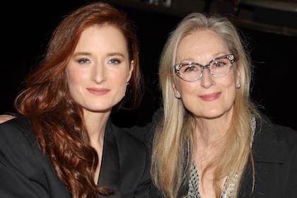 Grace Gummer posa junto con su icónica madre, en una gala previa a los Grammy, en el Beverly Hilton, en febrero de 2024, en Los Ángeles