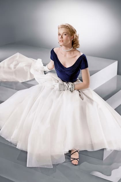 Grace Kelly, con un diseño creado por la vestuarista norteamericana Edith Head par a La ventana indiscreta, de Alfred Hitchcock, en 1954