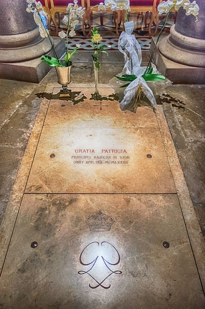 Grace Kelly fue enterrada en la Catedral de San Nicolás el sábado 18 de septiembre de 1982. Su tumba es modesta, consta de una placa en el suelo, junto a un retrato en óleo y siempre está acompañada por flores aromáticas. A su lado yace su marido, Rainiero III. En esta misma catedral Grace y Rainiero se casaron.