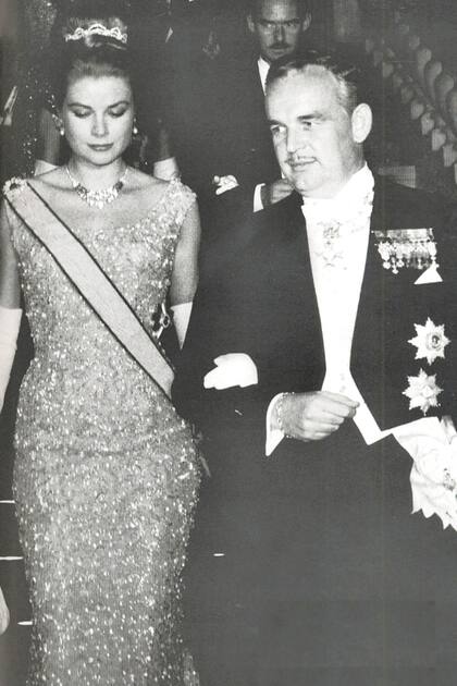 Grace Kelly lució la misma creación durante las celebraciones previas a la boda de Juan Carlos y Sofía de Grecia. En la imagen, cuando llega del brazo del príncipe Raniero III de Mónaco