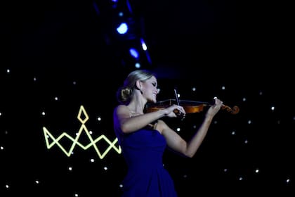Grace Stanke también demostró sus habilidades musicales con una presentación de violín
