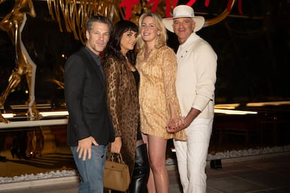 Grace y Alan posan junto Laurence Hériard Dubreuil -fundadora y curadora del concept store de lujo The Webster, donde se vende en exclusiva la colección de Grace- y su marido, el artista Alan Young.