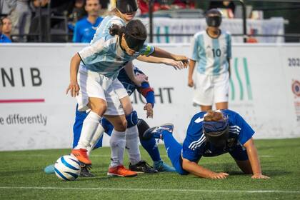 Gracia Sosa escapa con la pelota de la marca de las jugadoras japonesas en la final del Mundial de fútbol femenino de ciegas, jugado en Birmingham, Inglaterra.
