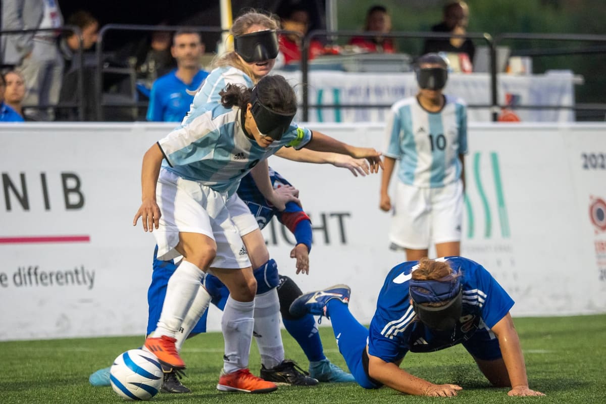 Gracia Sosa escapa con la pelota de la marca de las jugadoras japonesas en la final del Mundial de fútbol femenino de ciegas, jugado en Birmingham, Inglaterra.