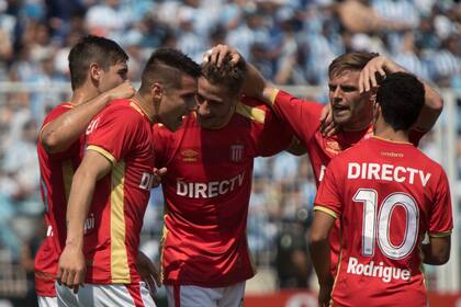 Graciani, el goleador Auzqui, Bailone, Sánchez y Rodríguez festejan el éxito de Estudiantes