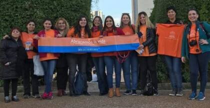 “Gracias a Dios fueron pocas sesiones de quimioterapia y pasó. Y ya van 18 años de vida que lo disfruto cada minuto, tratando de alguna manera de recuperar lo que perdí".