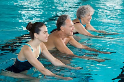 Gracias a la flotabilidad del agua, el ejercicio tiene bajo impacto articular y es ideal para personas con artrosis o lesiones
