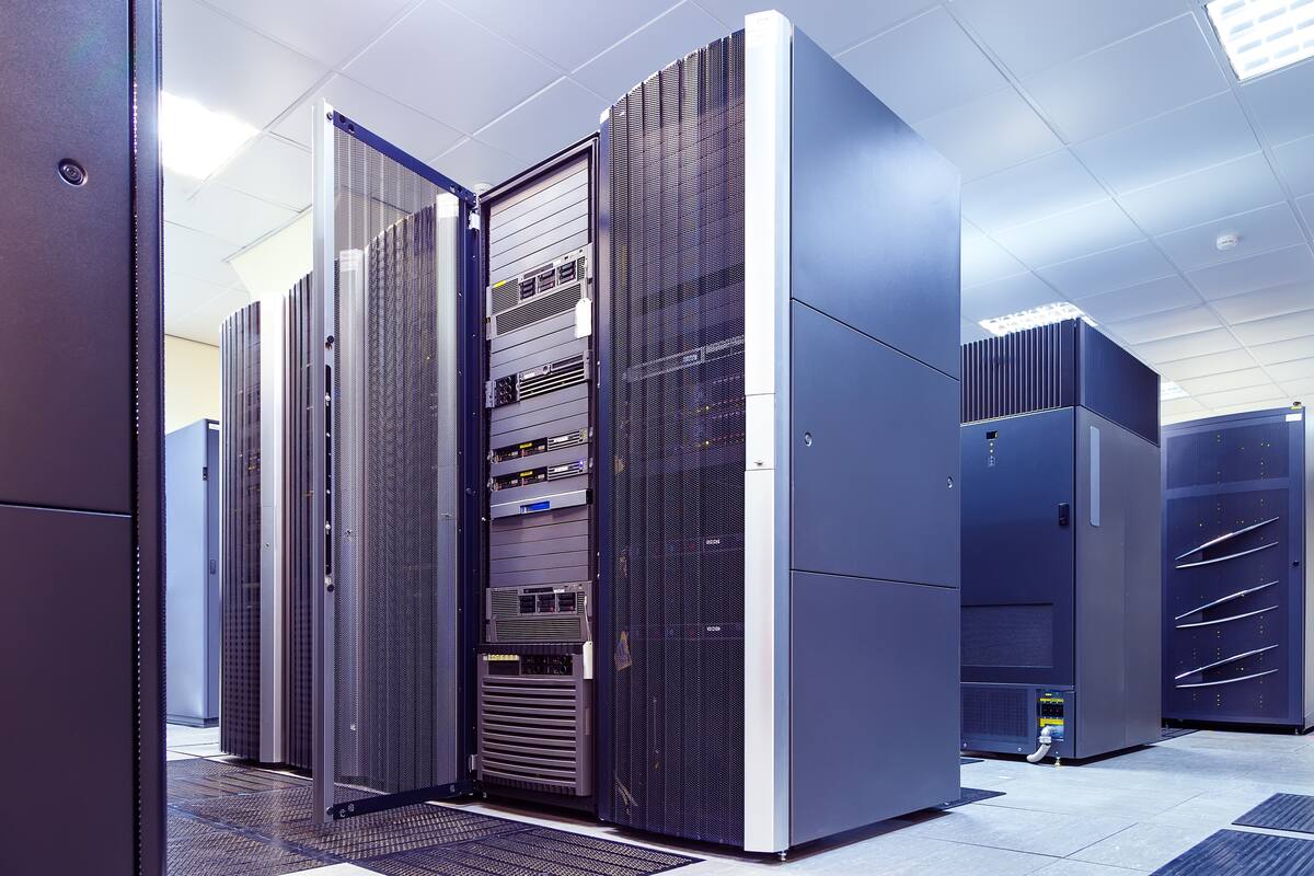 Gracias a la Iniciativa Nacional de Supercómputo, y con un costo de 885 millones de pesos, Argentina tendrá una nueva supercomputadora a partir del mes de mayo, que será 40 veces más potente que la que se usa actualmente en el país, la Huayra Muyu. Estará instalada en las oficinas del Servicio Meteorológico Nacional, aunque la usará todo el sistema científico nacional