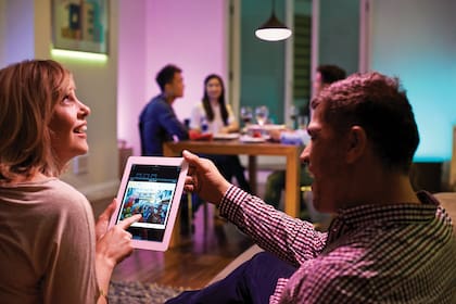 Gracias a la innovadora tecnología, la nueva línea Philips Hue de Signify, permite crear espacios y escenarios personalizables, y proteger la vivienda con patrones de encendido y apagado automático