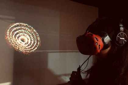 Gracias a la realidad virtual, el público de Pinta Miami puede ingresar en las obras de Julio Le Parc y vivir una experiencia 3D