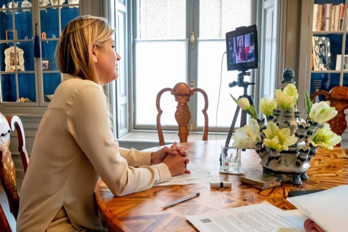 Gracias a las fotos en las que la reina Máxima está en una videollamada, se pudo conocer cada rincón del espacio de trabajo de la argentina