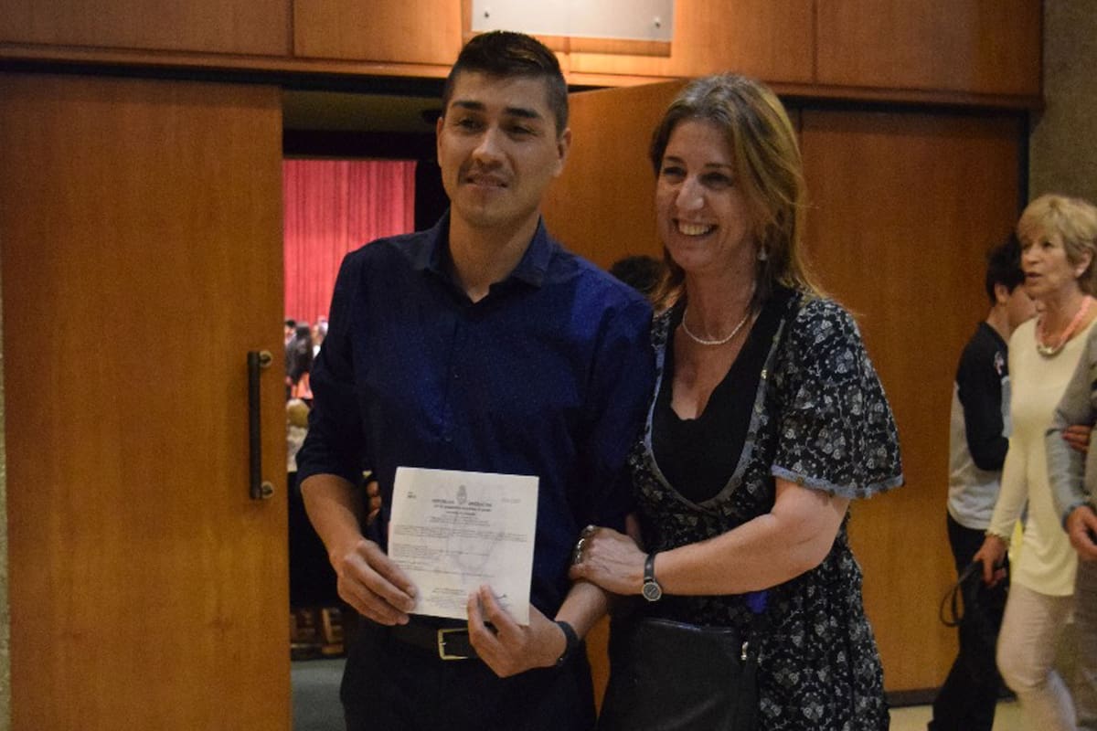Gracias a Mónica Zidarich, su maestra de primer grado, Nicasio López pudo dejar su pueblo natal y estudiar Enfermería en la ciudad de Córdoba, mientras vivía en la casa de ella. En la imagen, Nicasio y Mónica el día de la entrega de diplomas