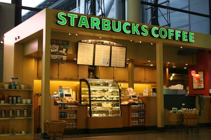 Gracias a Nestlé, los productos de Starbucks llegarán a supermercados, empresas de catering y restaurantes