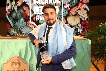 Gracias a su creación "Caos" Nicolás Erazun se alzó con el primer lugar en la edición local del Bacardí Legacy Cocktail Competition 2020