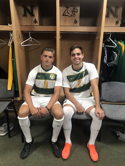 Gracias a su dominio del idioma, Francisco se integró bien al grupo y a la disciplina. (En la foto, junto a Ryan)