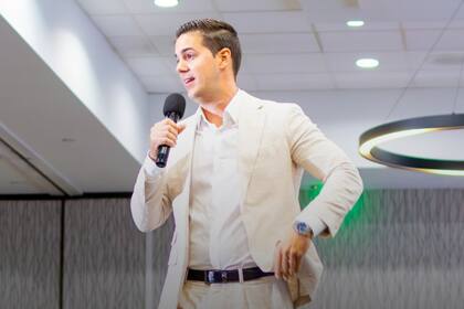 Gracias a sus conocimientos, Mario Otero ofrece ayuda a emprendedores que recién inician en el mundo inmobiliario (Instagram/@mario_otero)