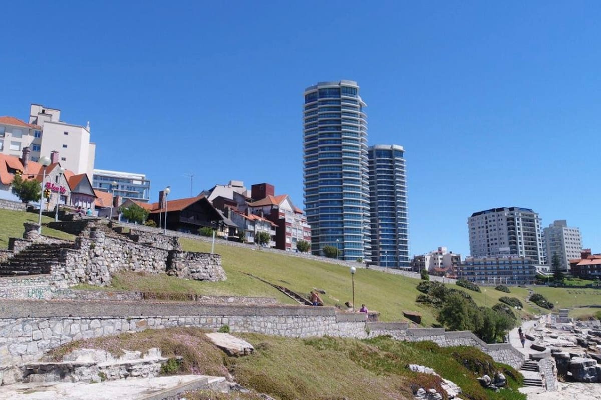 Gracias a sus vistas y desniveles, la ciudad concentra proyectos de emblemáticos profesionales que se destacan por su diseño
