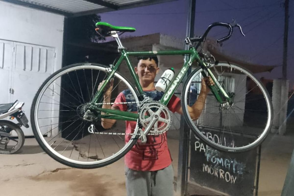 Gracias a toda la ayuda, Emanuel pudo poner a punto su bicicleta y conseguir todo el equipamiento necesario para poder competir