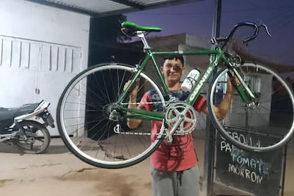 Gracias a toda la ayuda, Emanuel pudo poner a punto su bicicleta y conseguir todo el equipamiento necesario para poder competir
