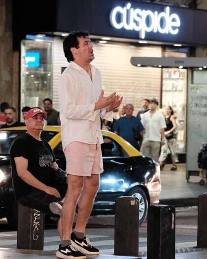 Gracias a un desconocido que lo filmó en la calle, logró gran popularidad en redes sociales