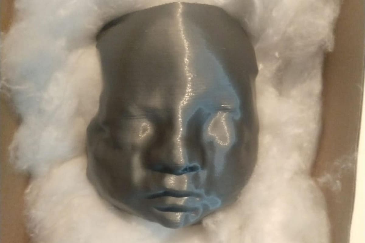 Gracias a un proyecto creado con una impresora 3D en base a una ecografía, Daniel Iturria y Silvina Ibarra, padres no videntes, pudieron conocer el rostro de su beba