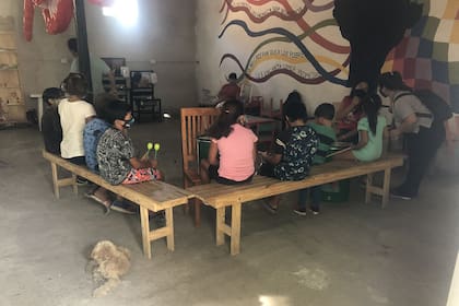 Gracias a una alianza entre Unicef y La Poderosa, los chicos del barrio reciben clases de iniciación musical