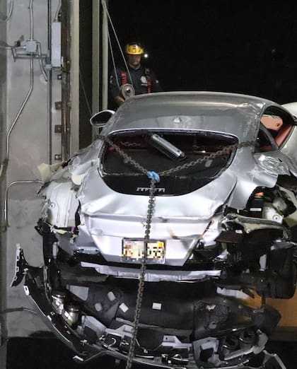 Gracias a una grúa, el vehículo fue sacado del foso