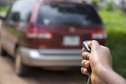 Gracias a una legislación reciente, los padres y tutores legales de personas que no pueden conducir ahora pueden obtener placas que los eximen del pago de parquímetros