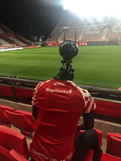 Gracias al hincha robot, los socios de Estudiantes de La Plata podrán sentirse en la cancha aunque estén en el comedor de su casa.