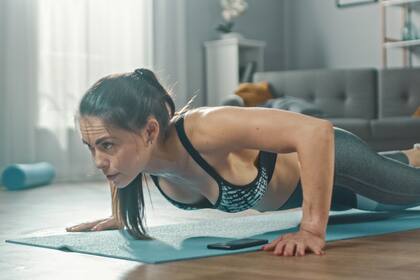 Gracias al smartphone se pueden realizar rutinas de ejercicios en casa con aplicaciones como Seven