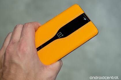 Gracias al uso del vidrio electrocrómico, las cámaras quedan ocultas en el dorso del OnePlus Concept One